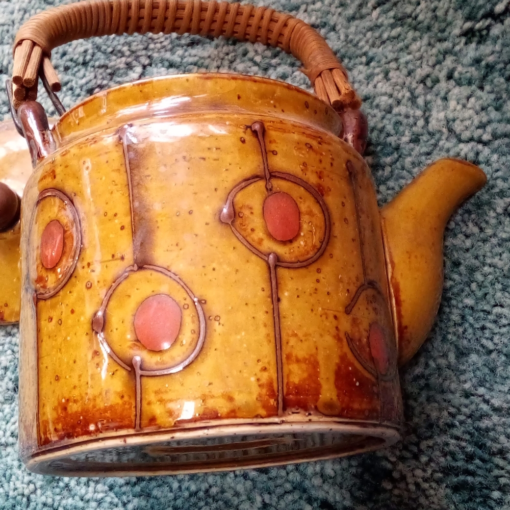 Tan Flowered Teapot with 5 cups